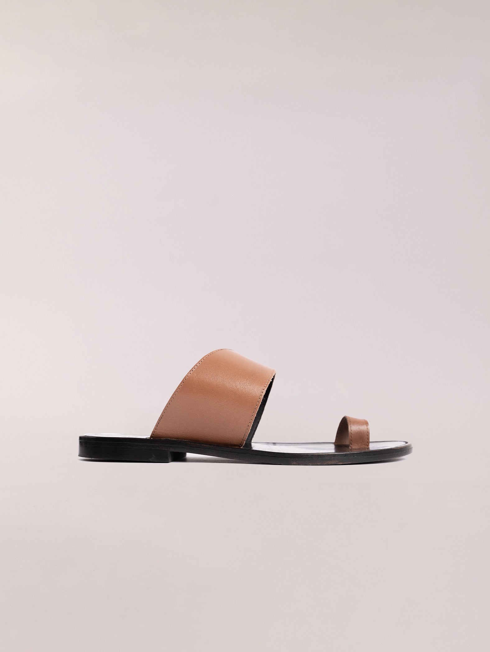 sandalias-planas-de-dedo-marrón