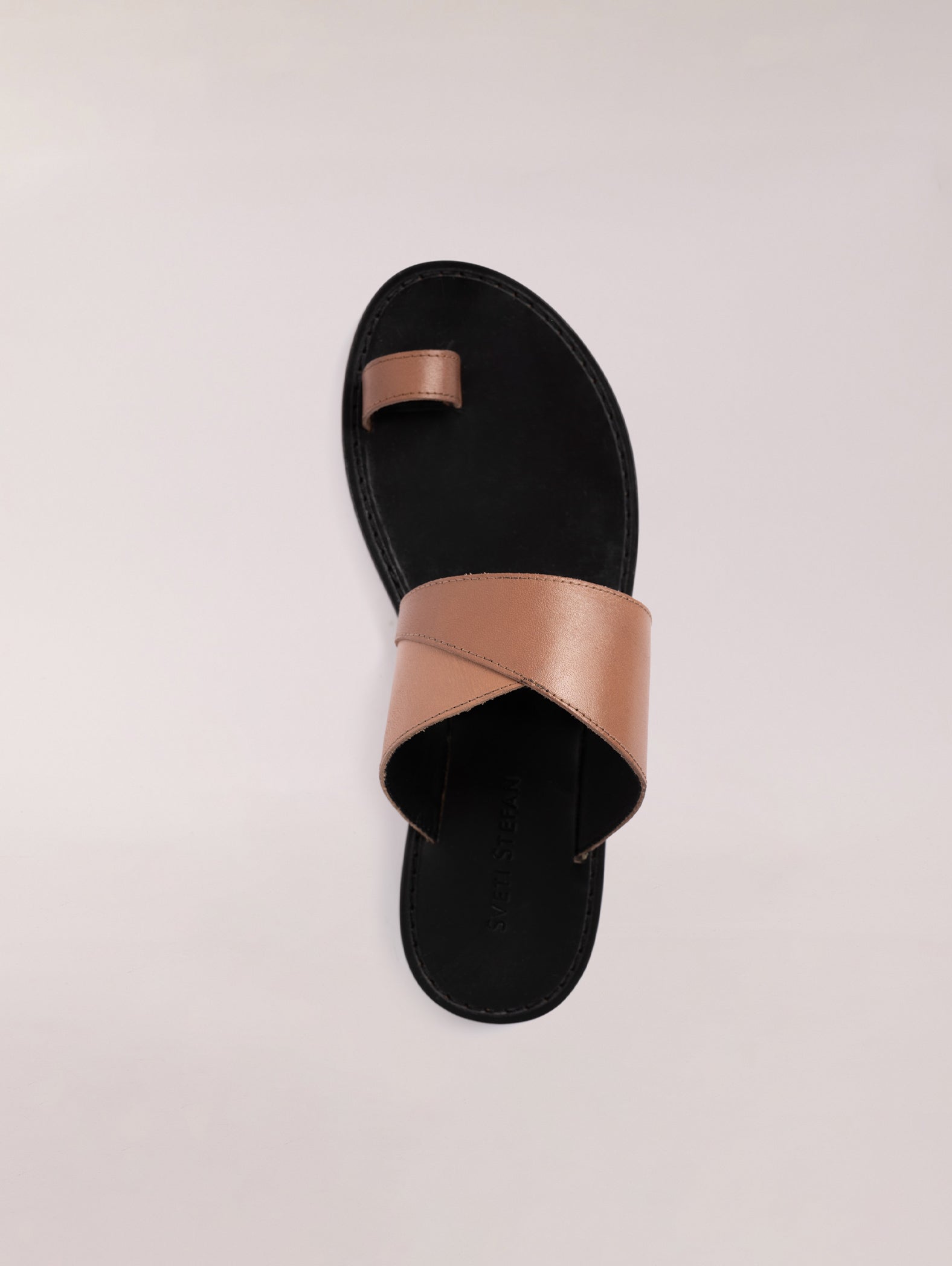 sandalias-planas-de-dedo-marrón