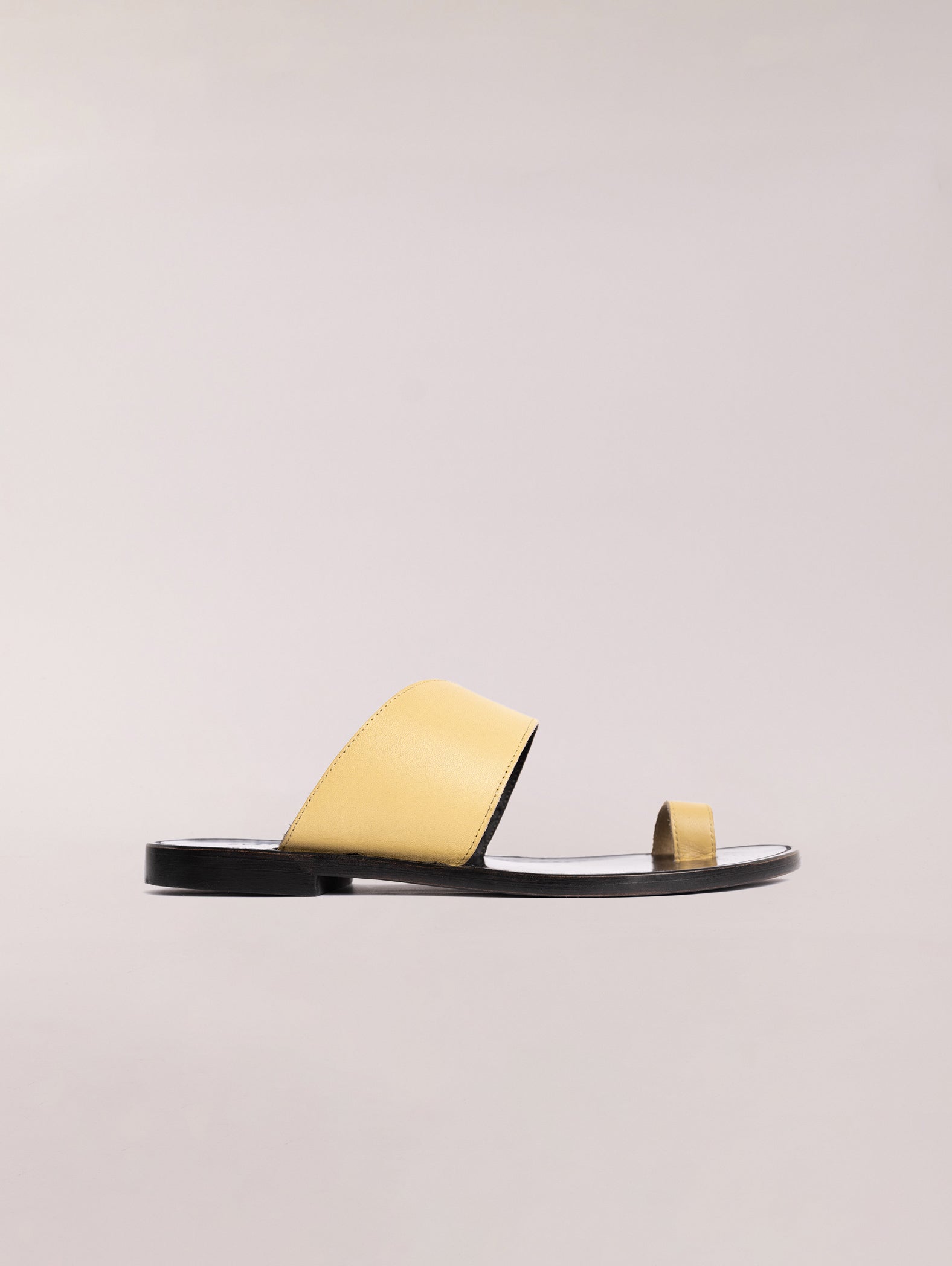 sandalias-planas-de-dedo-amarillas