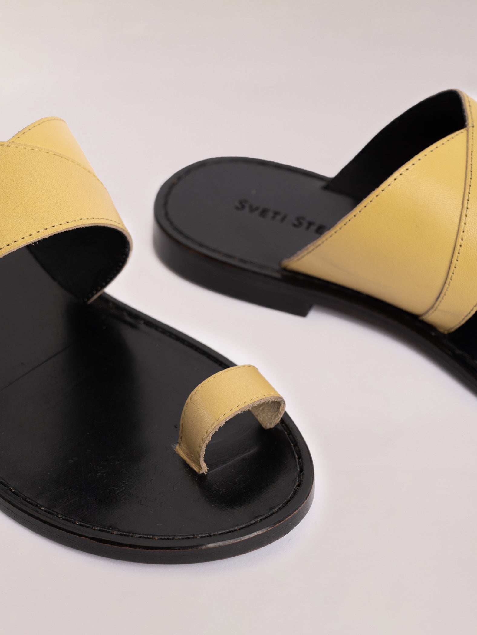 sandalias-planas-de-dedo-amarillas