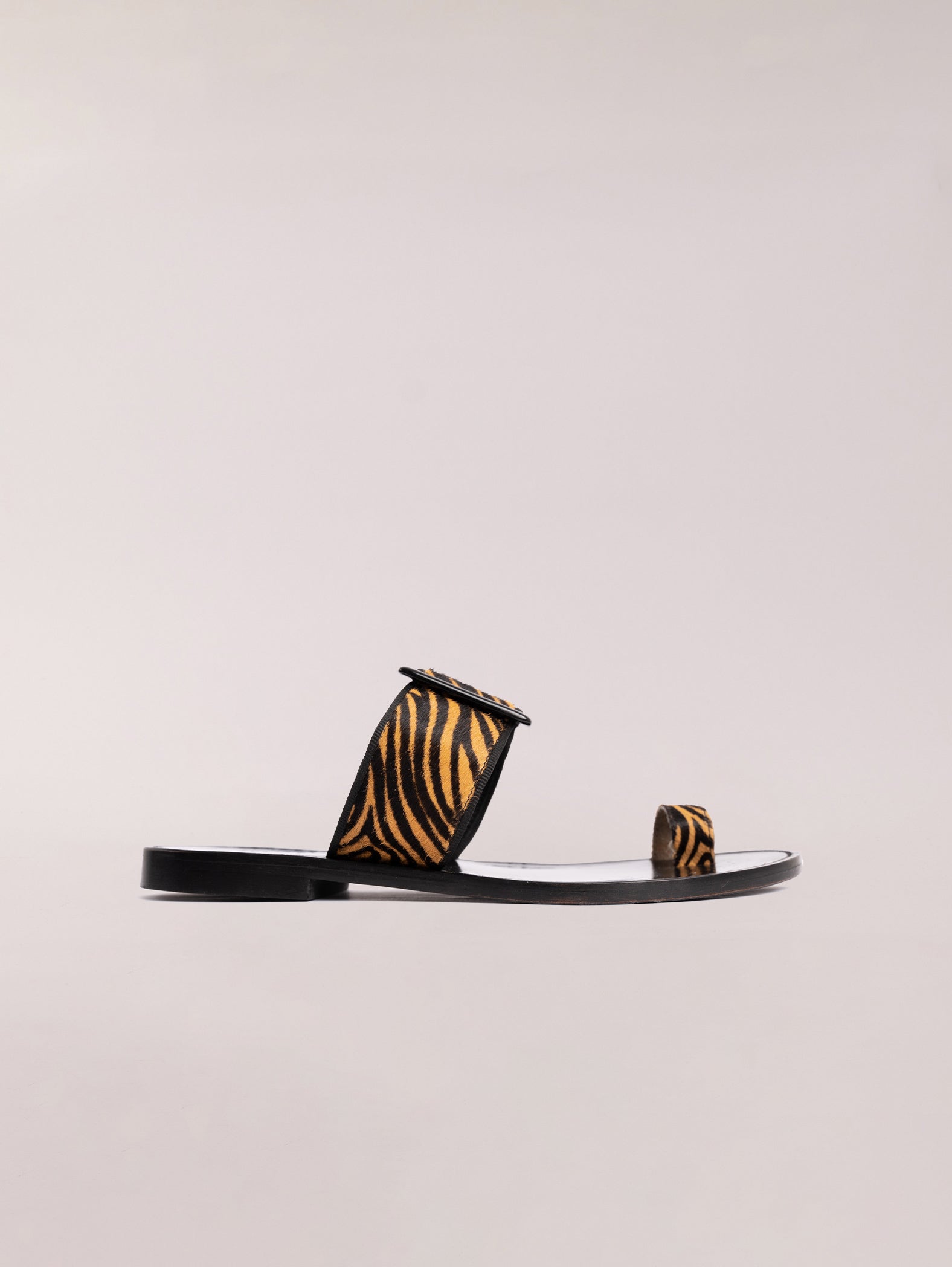sandalias-planas-de-piel-con-hebilla-animal-print