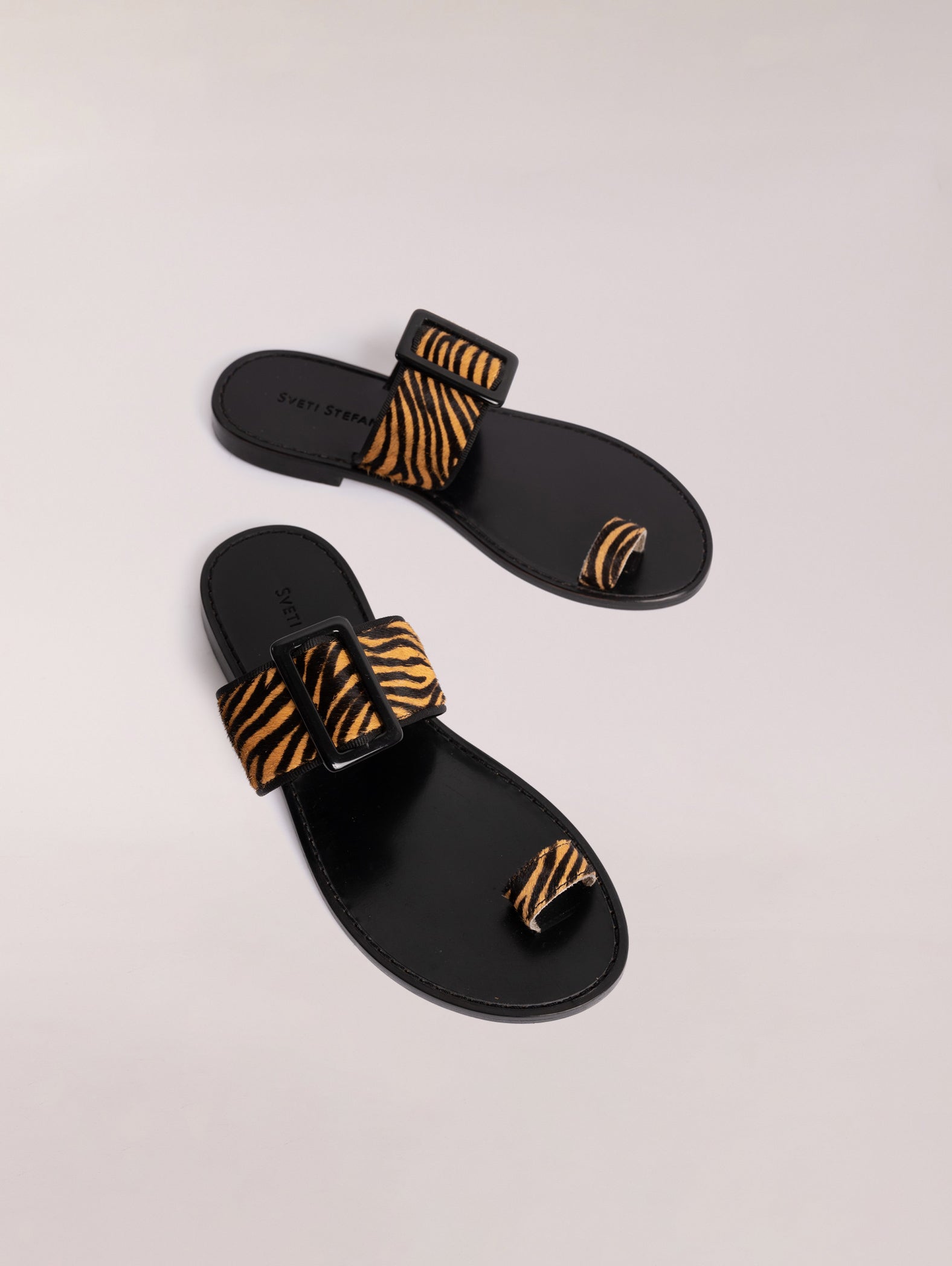 sandalias-planas-de-piel-con-hebilla-animal-print