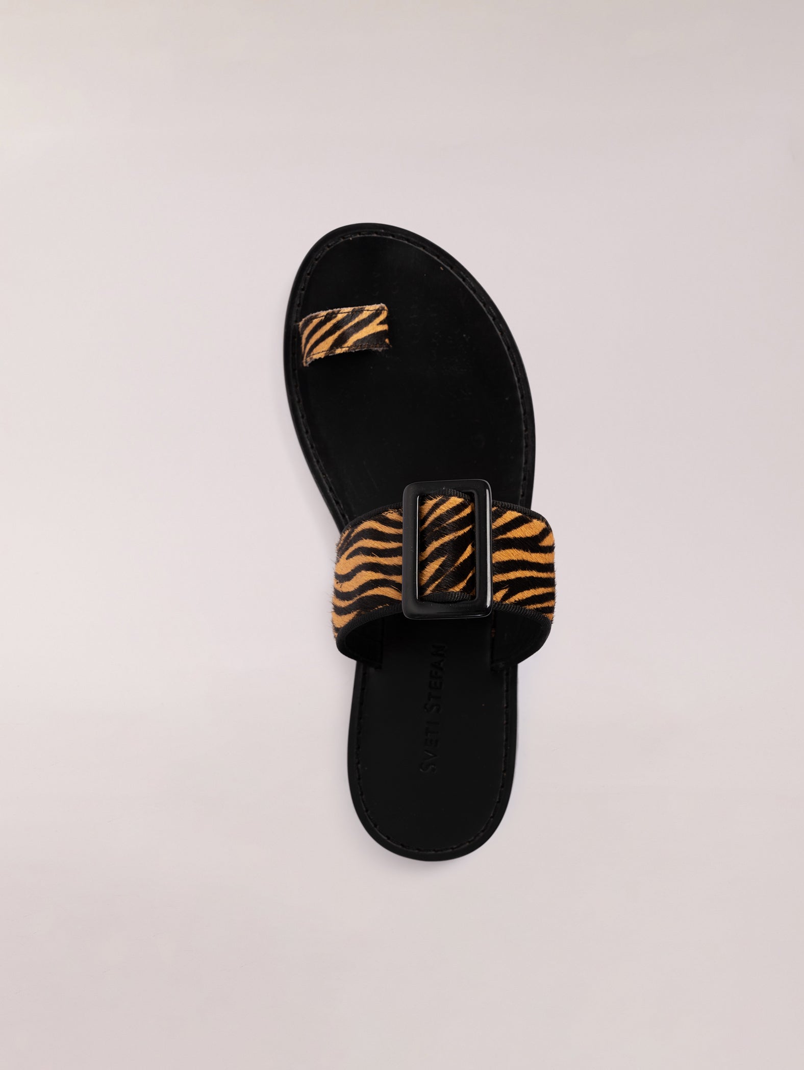 sandalias-planas-de-piel-con-hebilla-animal-print