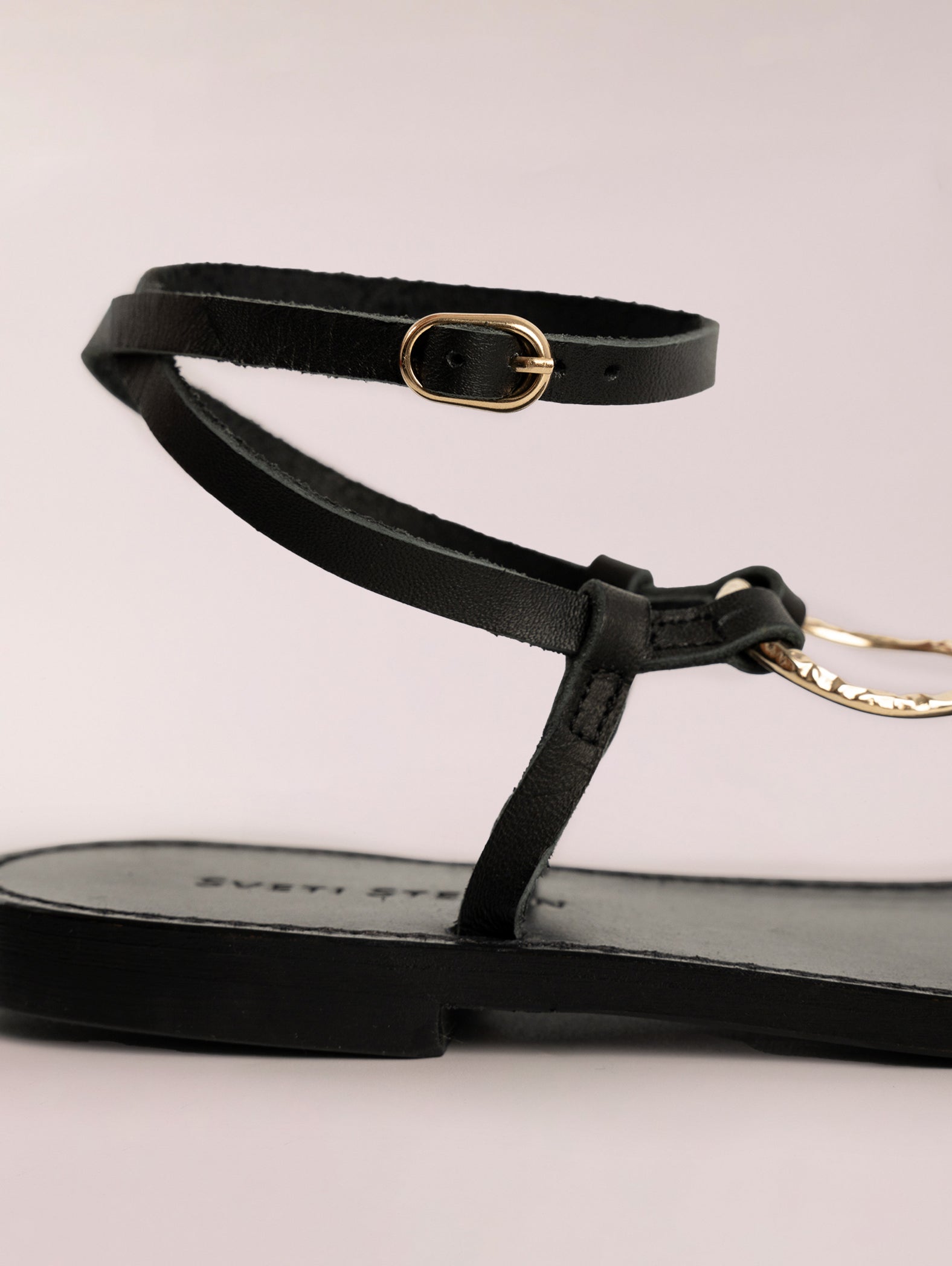 sandalias-planas-de-tiras-cruzadas-negra