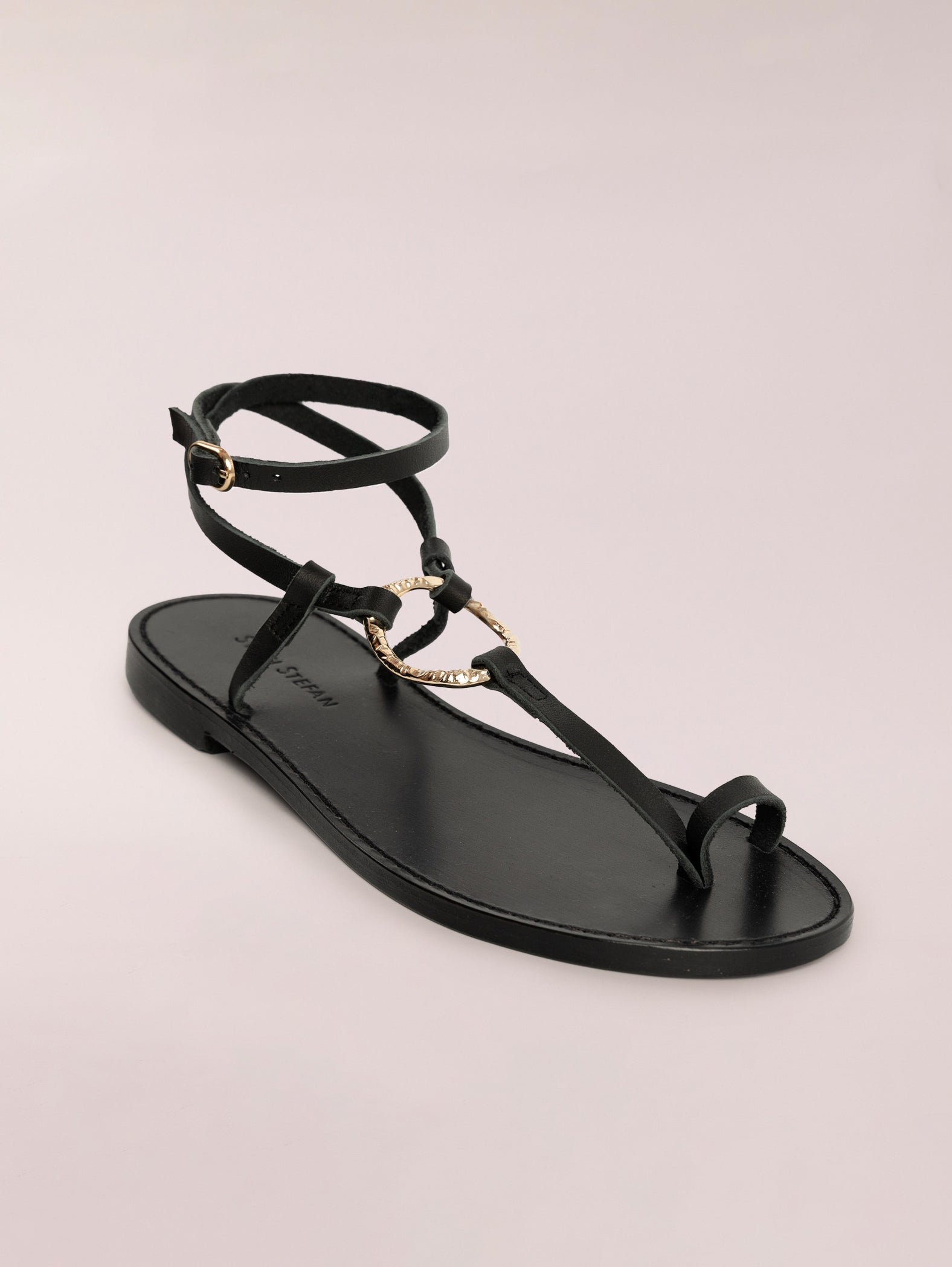 sandalias-planas-de-tiras-cruzadas-negra