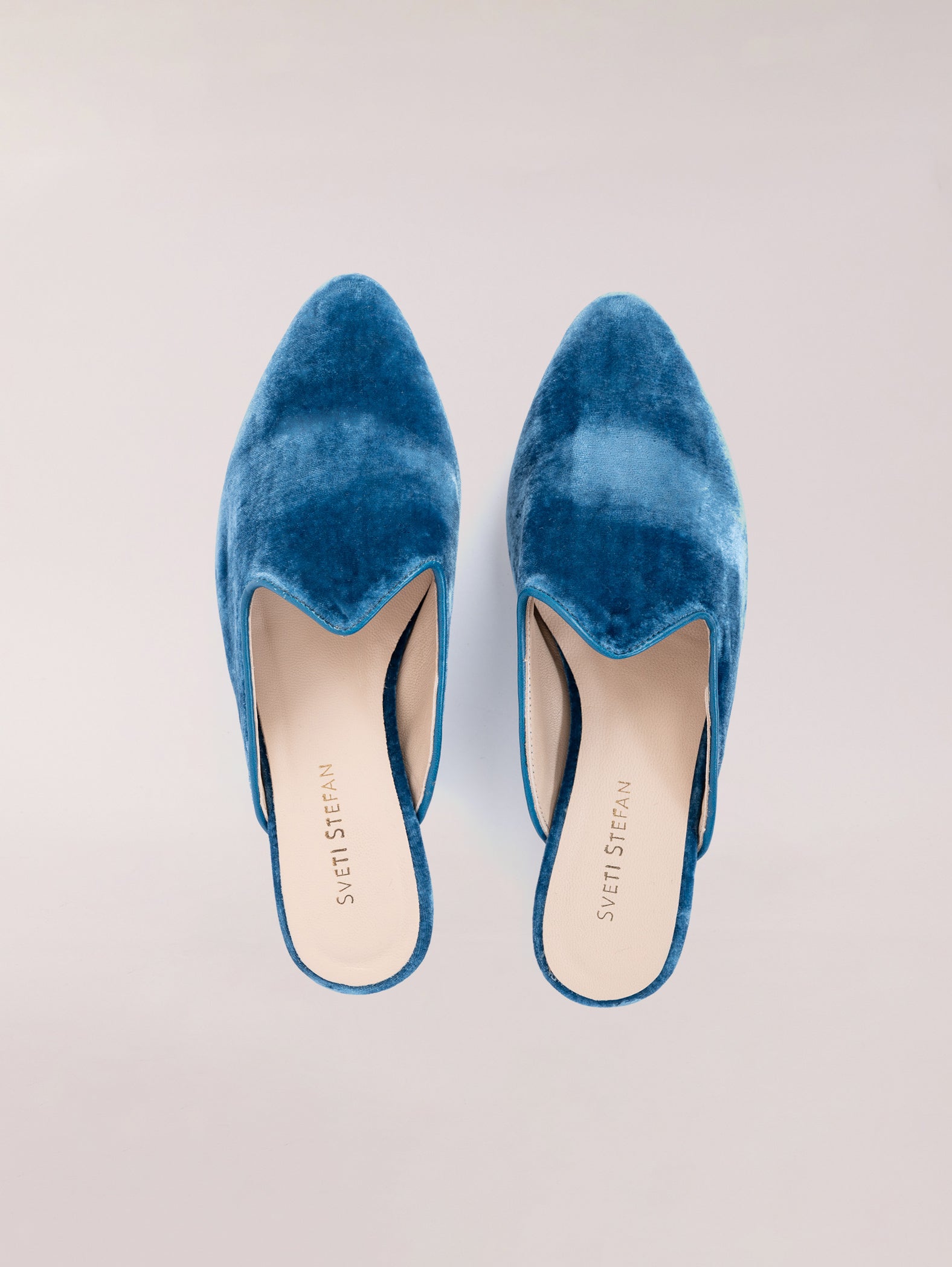 mules-de-terciopelo-azul