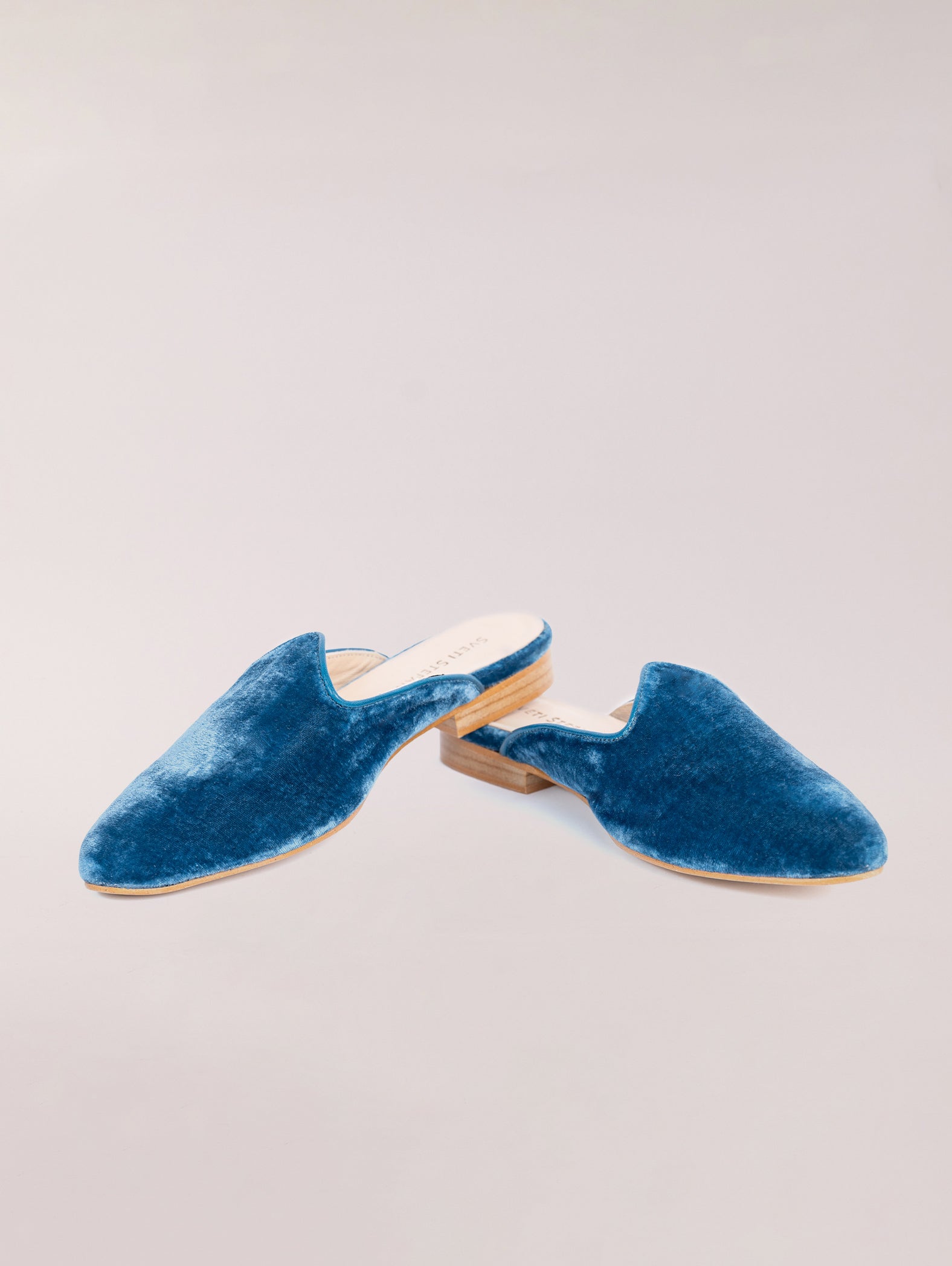 mules-de-terciopelo-azul