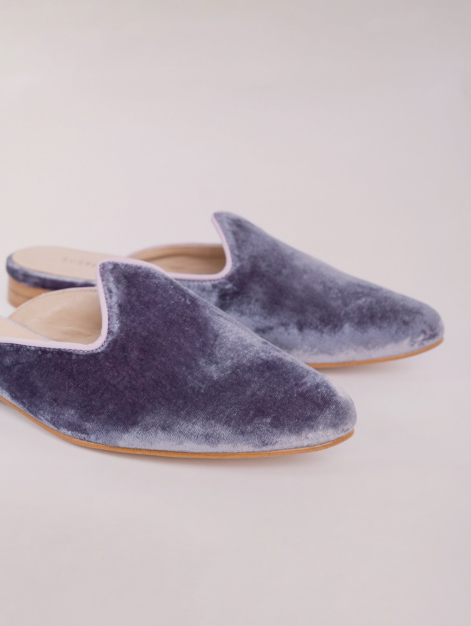 mules-de-terciopelo-gris