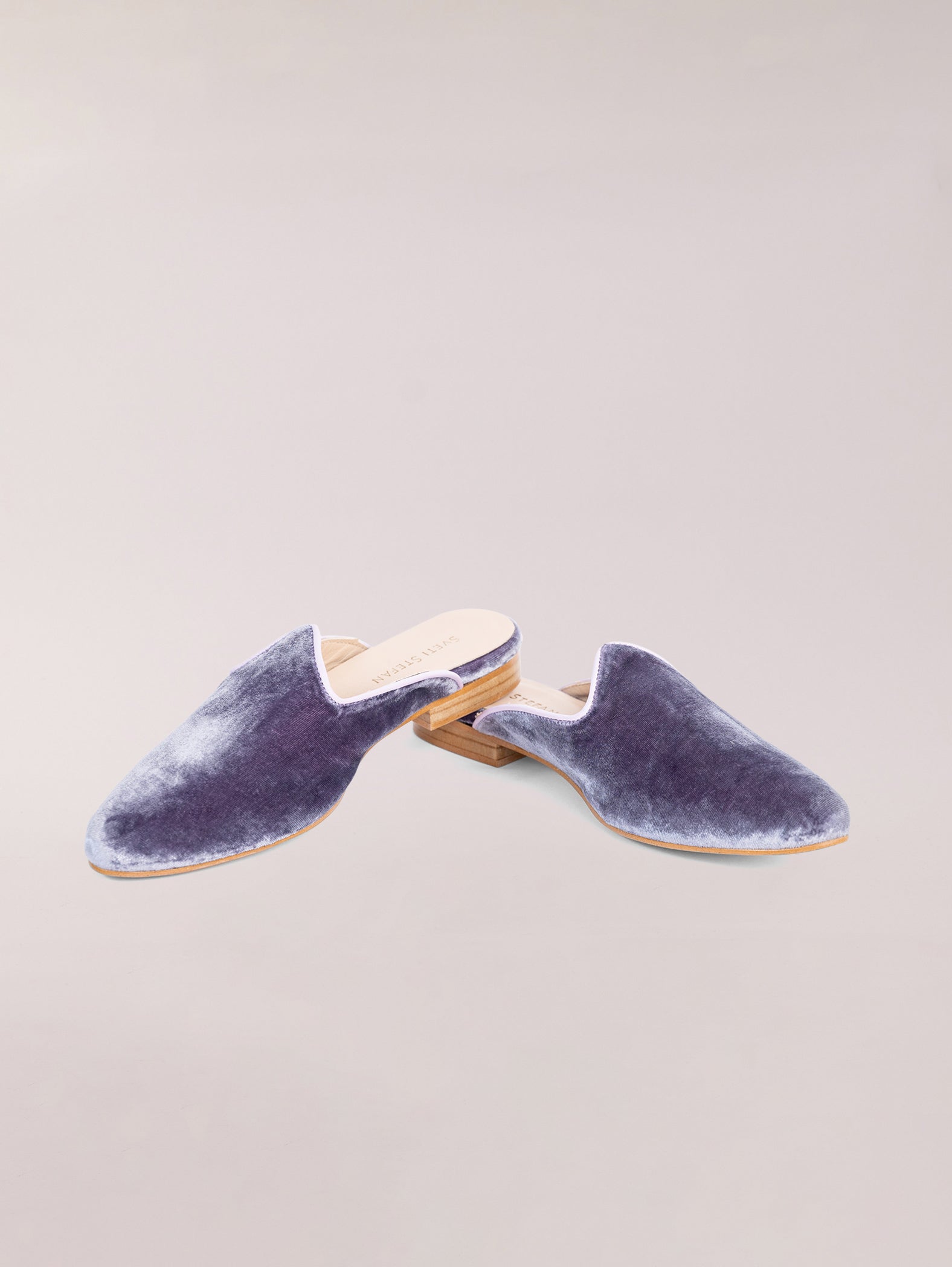mules-de-terciopelo-gris