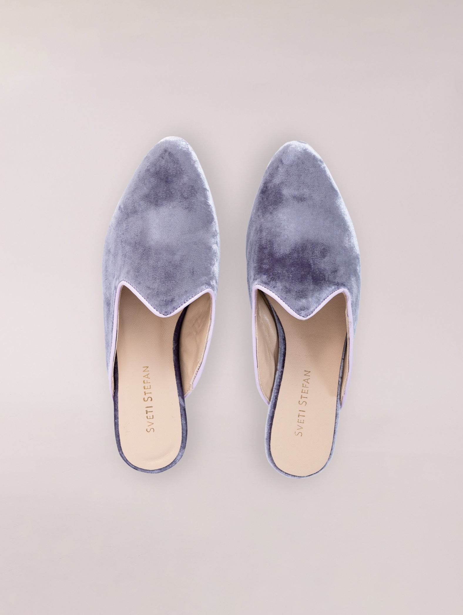 mules-de-terciopelo-gris