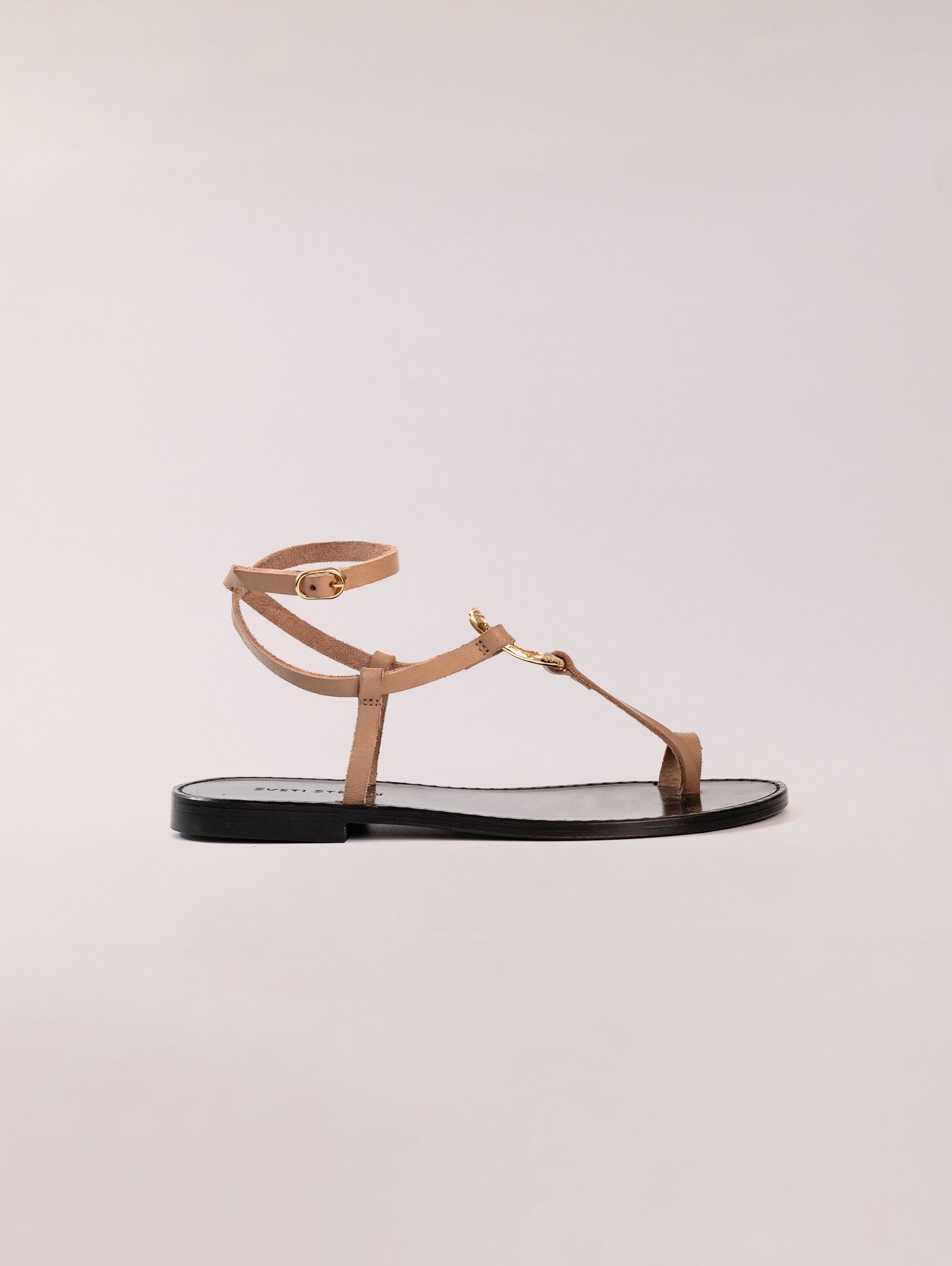sandalias-planas-de-tiras-cruzadas-marrón